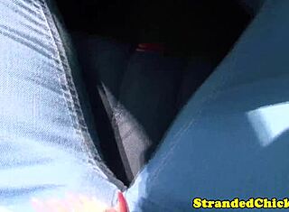 Bruneta care face autostopul își arată țâțele în POV public în aer liber.