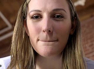 Mój strap-on dominuje ciebie, Clara Dee POV pegging