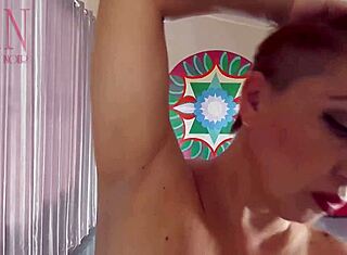 Naken nudist frisörska Regina Noir klipper sitt eget hår