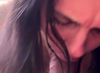 Željna dama v črnem bodysuitu, hočeš poskusiti anal?