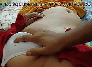 Indische Hausfrau von Liebhaber verführt zu explosiver Fick-Session!