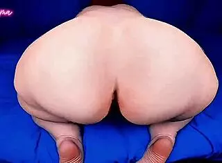 あの巨大なお尻を振って、ママは君とナウティーに遊ぶ準備よ