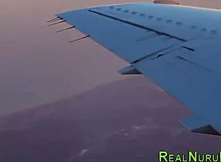 Nuru masözü ağzına yapışkan dölü dolduruyor