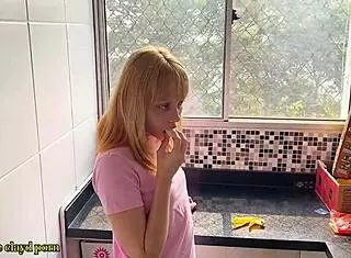 Чукам млада латина здраво в кухнята