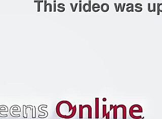 Две школьницы наслаждаются лизанием киски на вечеринке