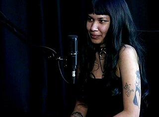 Jeg Er Med Denne Urbefolkningsmammaen I Vill Cosplay Ute. Hennes Narcissistiske Vibe Gjør Meg Gal!