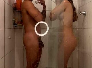 Salvajismo Romántico en la Ducha con Mi Vecina Friki