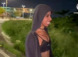 Getrouwde vrouw neukt hard op openbare straat live actie