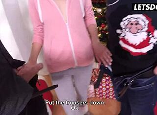 Dzielenie się moją słodką rudowłosą dziewczyną na świątecznej sesji kończy się dzikim trójką MMF. Zobacz na Letsdoeit!