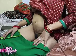 Desi noseča služkinja z velikimi joški dobi jebanje pičke od lastnika