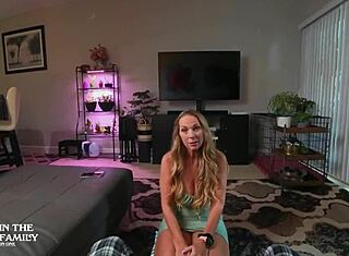 Kymber Leigh rider styvsons kuk förföriskt