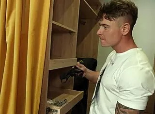 ¡Oh no! Atrapado oliendo bragas, ahora te follan duro!