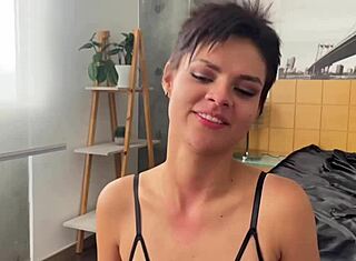 Tío, esta modelo latina me la mamó durante una sesión de fotos. Acción POV real!