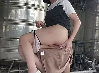 Shemale Ting Xuan élvezi a kültéri dildo anál szexet nyilvánosan