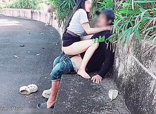 studente scopa fidanzata in pubblico nel parco show