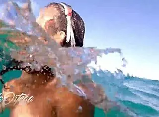 واو! شيلا أورتيغا تشفط وتنيك تحت الماء وهي تغوص!