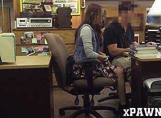 Akarsz látni egy csinos szemüveges csajt dugni egy brókert?