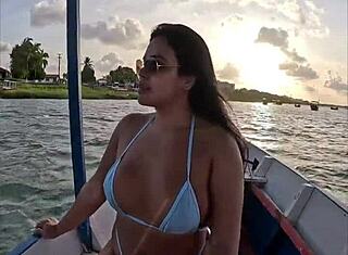Tengok isteri latina brazil ini dalam bikini di atas bot, dia memang sundal.