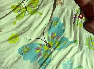 Mi hermanastra llega de una fiesta y queda profunda aprovecho y entro a su habitación sin que nadie se de cuenta y me masturbo y le meto me leche en su coñito y culo con mis dedos, fucking latina pussy and ass.