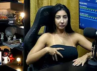 Ruan discovers Renatinha Mello's bare pussy in podcast episode