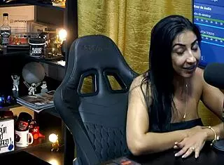 Ruan discovers Renatinha Mello's bare pussy in podcast episode