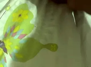 Mi hermanastra llega de una fiesta y queda profunda aprovecho y entro a su habitación sin que nadie se de cuenta y me masturbo y le meto me leche en su coñito y culo con mis dedos, fucking latina pussy and ass.