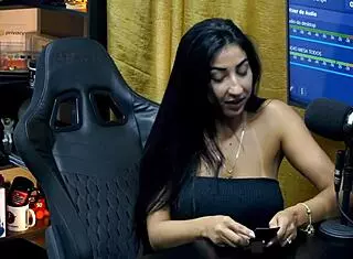 Ruan discovers Renatinha Mello's bare pussy in podcast episode