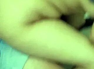 Encuentro a la vecina culona masturbandose y me invita a pasarla rico