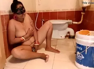 गीता भाभी HUSBAND को CHIT करके एक्स बॉयफ्रेंड से BATHROOM में CHUDI