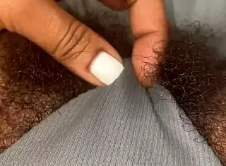 פעולה גולמית עם משחק כוס שיערתי טבעית רציני