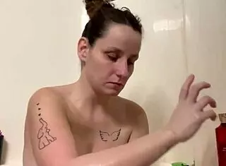 Ivy Bathes And Pleasures Herself On Period