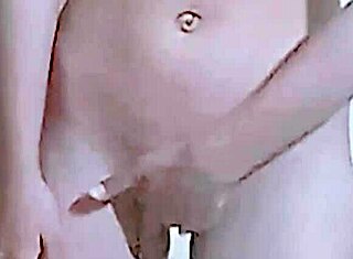 Adolescentă indiană 18+ creampied în timpul sexului pe podea!