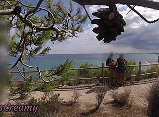 Schwanzblitz von französischem Mädchen am Strandweg erwischt für Handjob