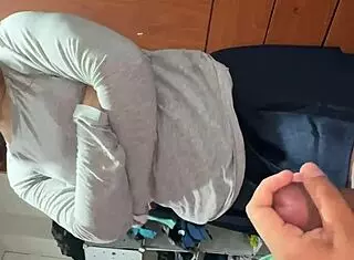 Hermanastra Enters Room for Ass Tease