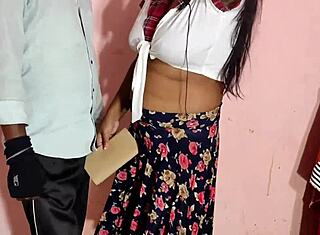 Taivutin desi bhabhin hotelihuoneessa nussimaan