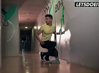 Romunska Anya Krey se trdo jebe z velikim kurcem cimra v poželjivem hostlu