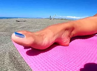 Sexydea blottet alt i en dampende liderlig strand striptease affære