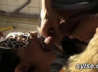 Δημόσιο bukkake στο σινεμά με δύο milfs που λατρεύουν ομαδική δράση