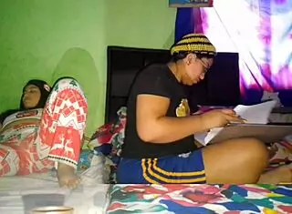 ¡Hey, me estoy tocando mi coño enorme mientras mi hermanastra hace tarea universitaria!