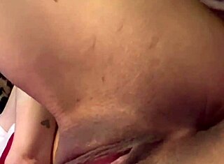 阴蒂震动让她疯狂，直到用多汁紧逼高潮！