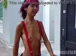 Nosim mikro krilo gola zgoraj v javnosti z naramnicami