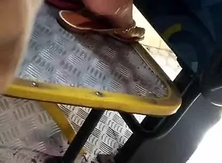 yo, ever seen perfect feet like novinha’s on this bus?