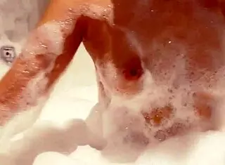 วัยรุ่นไทยเปิดห้องเย็ดกันคาอ่างในโรงแรม