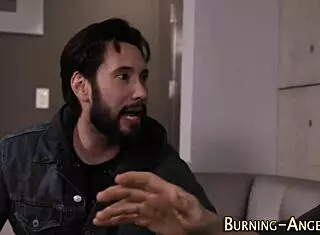 Chica punk fetichista recibe doble penetración en trío salvaje