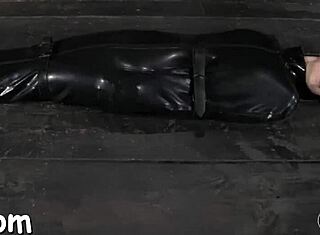 Malá 18+ holka svlečená a vopruzená v ocelové kleci