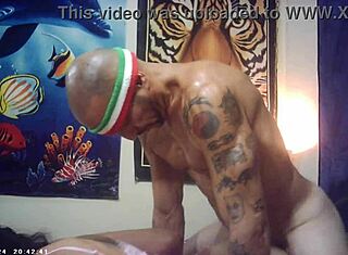 Brunetă debutantă întâlnește pe Maxxx Loadz pentru sex fierbinte în culise