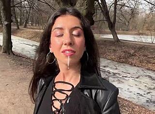 在公园散步时射女孩脸上？