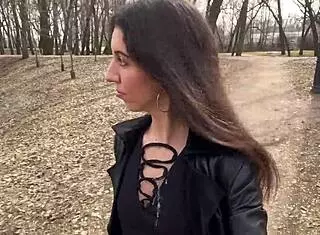 公園の散歩で女の子の顔に射精？