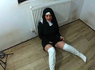 Hé, nézd ezt a cosplay mixet ribanc apácával és nimfó szobalány milf akcióval!