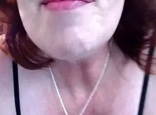 Bela ženska obožuje bbc, sesa in jezdi monsterski kurac do orgazma.